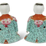 A PAIR OF CHINESE EXPORT PORCELAIN FAMILLE ROSE FIGURES OF SEATED BOYS - Foto 4