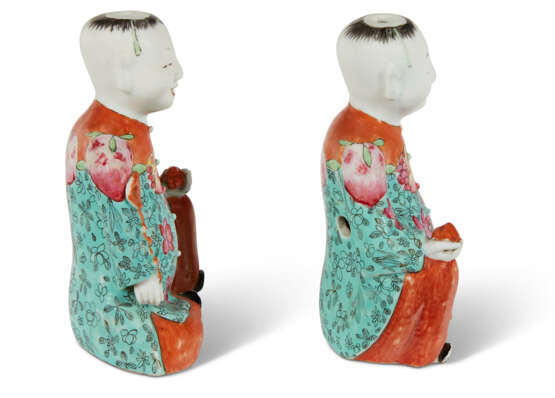 A PAIR OF CHINESE EXPORT PORCELAIN FAMILLE ROSE FIGURES OF SEATED BOYS - фото 5