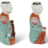 A PAIR OF CHINESE EXPORT PORCELAIN FAMILLE ROSE FIGURES OF SEATED BOYS - Foto 5