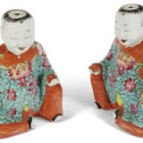 A PAIR OF CHINESE EXPORT PORCELAIN FAMILLE ROSE FIGURES OF SEATED BOYS - фото 7