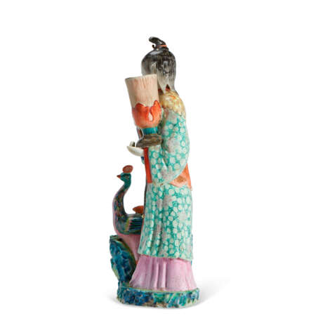 A CHINESE EXPORT PORCELAIN FAMILLE ROSE CANDLESTICK FIGURE GROUP - фото 3