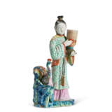 A CHINESE EXPORT PORCELAIN FAMILLE ROSE CANDLESTICK FIGURE GROUP - фото 7