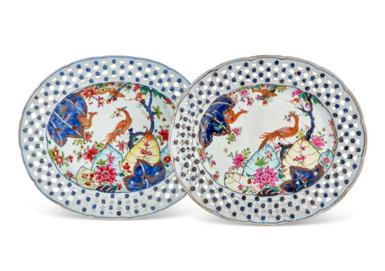 A PAIR OF CHINESE EXPORT PORCELAIN 'TOBACCO LEAF' OVAL BASKET STANDS - photo 1