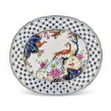 A PAIR OF CHINESE EXPORT PORCELAIN 'TOBACCO LEAF' OVAL BASKET STANDS - photo 2