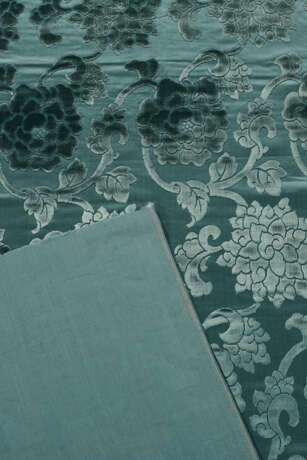 A LENGTH OF CHINESE CUT VELVET - photo 2
