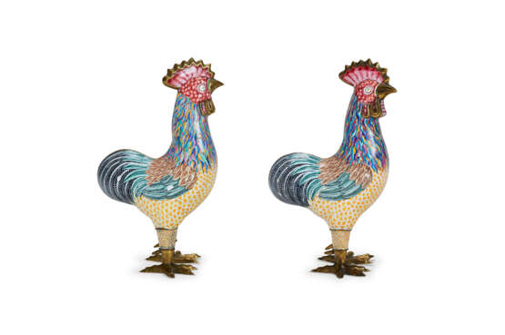 A PAIR OF CHINESE EXPORT GILT-METAL AND ENAMEL MODELS OF ROOSTERS - photo 2