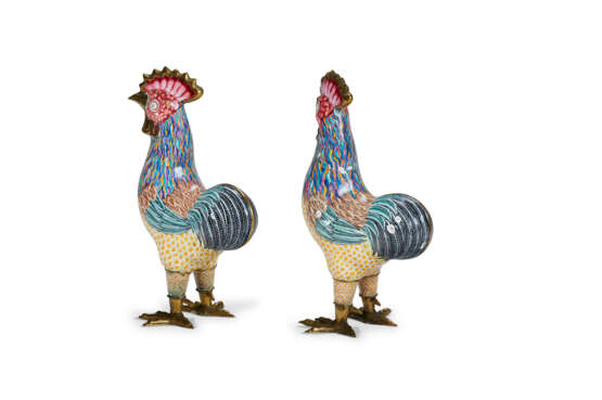 A PAIR OF CHINESE EXPORT GILT-METAL AND ENAMEL MODELS OF ROOSTERS - photo 3