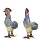 A PAIR OF CHINESE EXPORT GILT-METAL AND ENAMEL MODELS OF ROOSTERS - photo 3