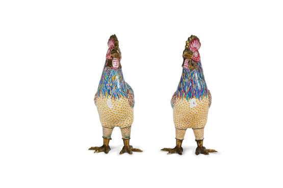 A PAIR OF CHINESE EXPORT GILT-METAL AND ENAMEL MODELS OF ROOSTERS - photo 4