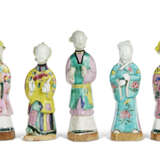 A GROUP OF FIVE CHINESE EXPORT PORCELAIN FAMILLE ROSE SMALL FIGURES - photo 1