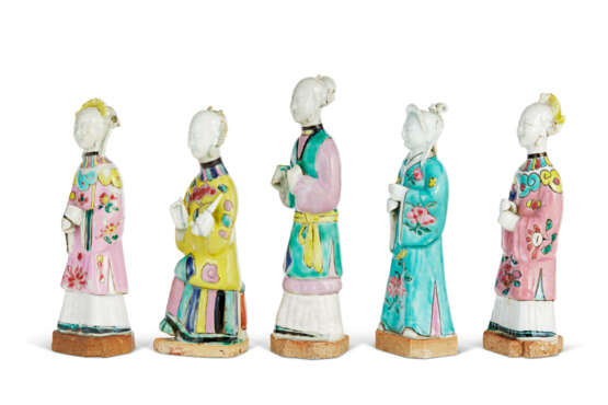 A GROUP OF FIVE CHINESE EXPORT PORCELAIN FAMILLE ROSE SMALL FIGURES - photo 2