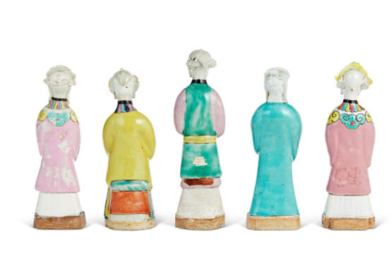 A GROUP OF FIVE CHINESE EXPORT PORCELAIN FAMILLE ROSE SMALL FIGURES - photo 3