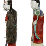 TWO CHINESE EXPORT PORCELAIN FAMILLE ROSE FIGURES OF IMMORTALS - photo 3