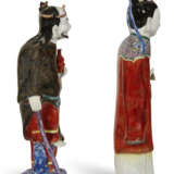 TWO CHINESE EXPORT PORCELAIN FAMILLE ROSE FIGURES OF IMMORTALS - photo 5