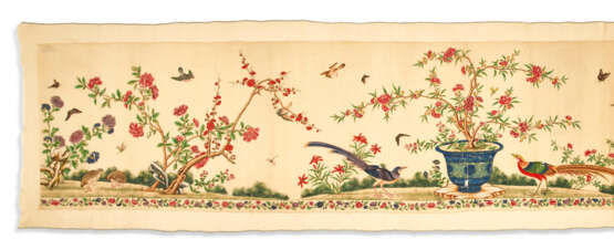 A CHINESE EXPORT PAINTED SILK WALL HANGING - Foto 3