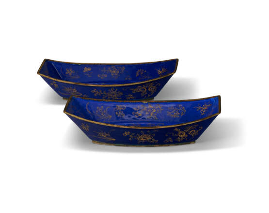 A PAIR OF CHINESE PAINTED ENAMEL INGOT-FORM DISHES - Foto 2