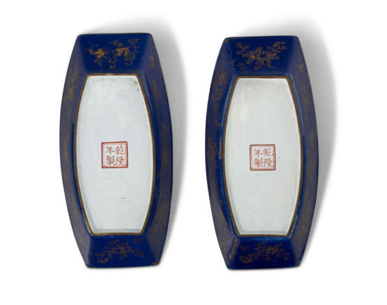 A PAIR OF CHINESE PAINTED ENAMEL INGOT-FORM DISHES - фото 3