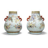 A PAIR OF CHINESE FAMILLE ROSE PEAR-SHAPED VASES, HU - Foto 1