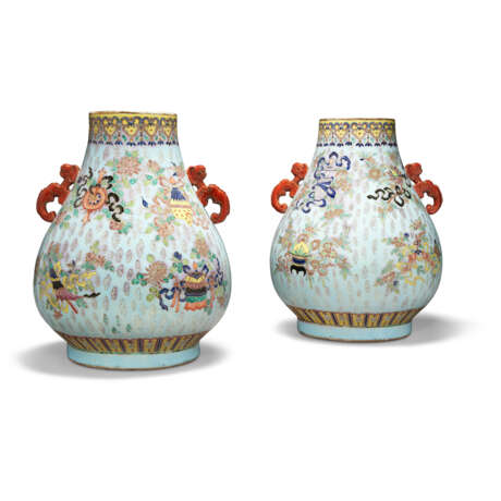 A PAIR OF CHINESE FAMILLE ROSE PEAR-SHAPED VASES, HU - Foto 2