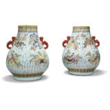 A PAIR OF CHINESE FAMILLE ROSE PEAR-SHAPED VASES, HU - Foto 3
