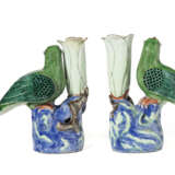 A PAIR OF CHINESE EXPORT PORCELAIN BIRD VASES - фото 2