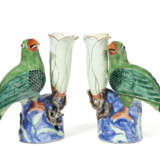 A PAIR OF CHINESE EXPORT PORCELAIN BIRD VASES - фото 3