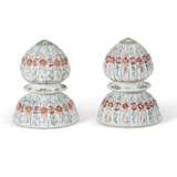 A PAIR OF CHINESE EXPORT PORCELAIN 'INDIAN MARKET' CARPET WEIGHTS - Foto 1