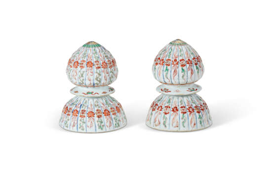 A PAIR OF CHINESE EXPORT PORCELAIN 'INDIAN MARKET' CARPET WEIGHTS - Foto 1