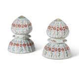 A PAIR OF CHINESE EXPORT PORCELAIN 'INDIAN MARKET' CARPET WEIGHTS - Foto 2