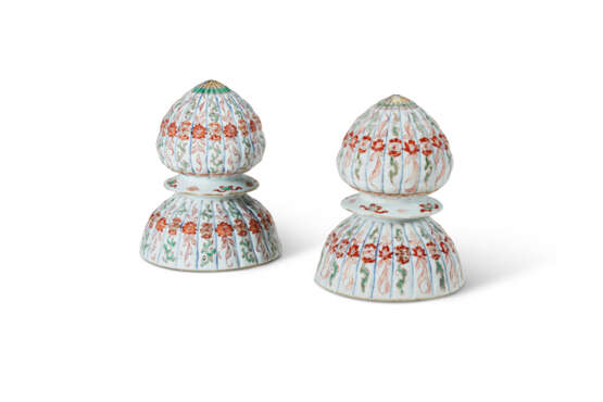 A PAIR OF CHINESE EXPORT PORCELAIN 'INDIAN MARKET' CARPET WEIGHTS - Foto 2