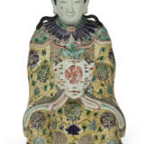 A LARGE CHINESE EXPORT FAMILLE VERTE BISCUIT-GLAZED FIGURE OF A FEMALE DIETY - фото 1