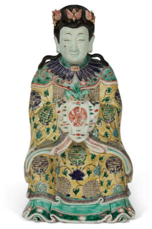 A LARGE CHINESE EXPORT FAMILLE VERTE BISCUIT-GLAZED FIGURE OF A FEMALE DIETY - Foto 1