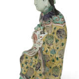 A LARGE CHINESE EXPORT FAMILLE VERTE BISCUIT-GLAZED FIGURE OF A FEMALE DIETY - Foto 2