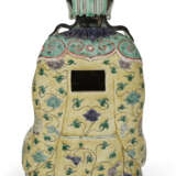 A LARGE CHINESE EXPORT FAMILLE VERTE BISCUIT-GLAZED FIGURE OF A FEMALE DIETY - photo 3
