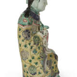 A LARGE CHINESE EXPORT FAMILLE VERTE BISCUIT-GLAZED FIGURE OF A FEMALE DIETY - фото 4