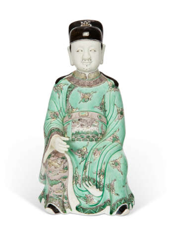 A CHINESE EXPORT PORCELAIN FAMILLE VERTE FIGURE OF A SEATED OFFICIAL - Foto 1