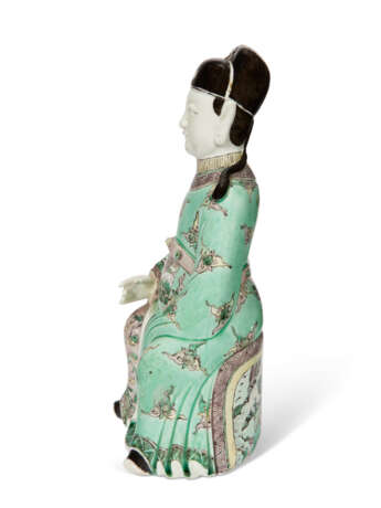 A CHINESE EXPORT PORCELAIN FAMILLE VERTE FIGURE OF A SEATED OFFICIAL - Foto 2