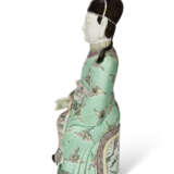 A CHINESE EXPORT PORCELAIN FAMILLE VERTE FIGURE OF A SEATED OFFICIAL - фото 2