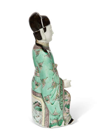 A CHINESE EXPORT PORCELAIN FAMILLE VERTE FIGURE OF A SEATED OFFICIAL - photo 4