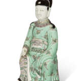 A CHINESE EXPORT PORCELAIN FAMILLE VERTE FIGURE OF A SEATED OFFICIAL - photo 5