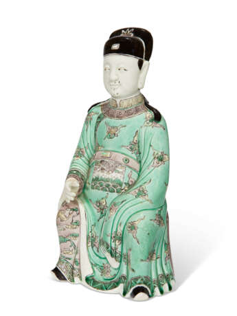 A CHINESE EXPORT PORCELAIN FAMILLE VERTE FIGURE OF A SEATED OFFICIAL - Foto 5