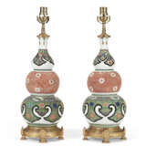 A PAIR OF ORMOLU-MOUNTED CHINESE EXPORT PORCELAIN TRIPLE GOURD VASES, MOUNTED AS LAMPS - Foto 1
