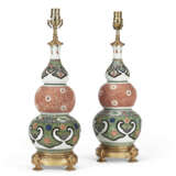 A PAIR OF ORMOLU-MOUNTED CHINESE EXPORT PORCELAIN TRIPLE GOURD VASES, MOUNTED AS LAMPS - Foto 2