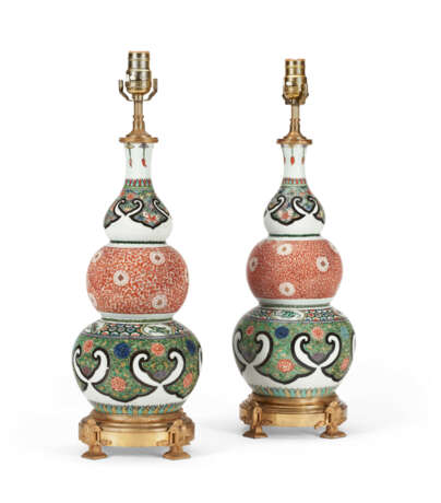 A PAIR OF ORMOLU-MOUNTED CHINESE EXPORT PORCELAIN TRIPLE GOURD VASES, MOUNTED AS LAMPS - фото 2