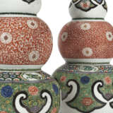 A PAIR OF ORMOLU-MOUNTED CHINESE EXPORT PORCELAIN TRIPLE GOURD VASES, MOUNTED AS LAMPS - фото 3