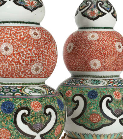 A PAIR OF ORMOLU-MOUNTED CHINESE EXPORT PORCELAIN TRIPLE GOURD VASES, MOUNTED AS LAMPS - Foto 3