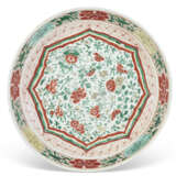 A CHINESE EXPORT FAMILLE VERTE PORCELAIN BOWL - фото 1