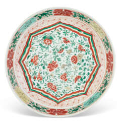 A CHINESE EXPORT FAMILLE VERTE PORCELAIN BOWL