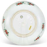 A CHINESE EXPORT FAMILLE VERTE PORCELAIN BOWL - фото 2