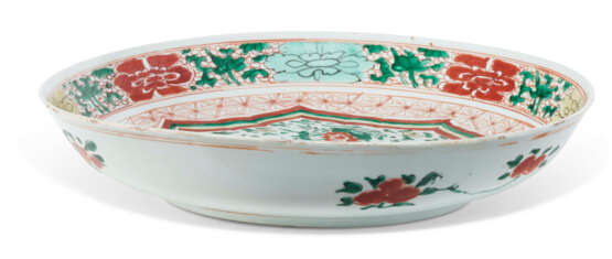 A CHINESE EXPORT FAMILLE VERTE PORCELAIN BOWL - фото 3